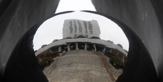 "尹 구속기소냐 석방이냐" 기로에 선 검찰…"총장이 최종 결정"