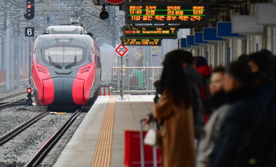 포항역 도착하는 강릉행 iTX마음 열차