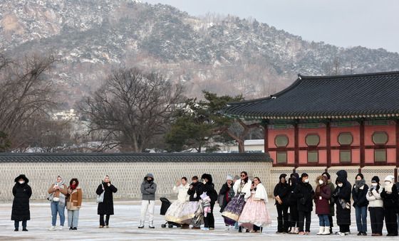 설 연휴 눈 내린 고궁 찾은 시민과 관광객들
