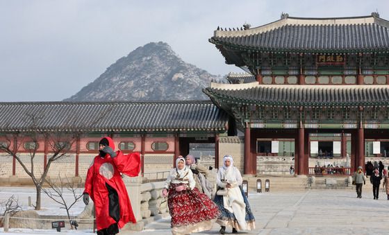눈 내린 경복궁 찾은 외국인 관광객들