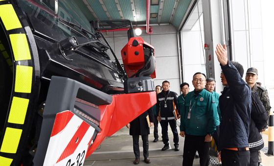 청주공항 소방대 방문한 이한경 재난안전관리본부장