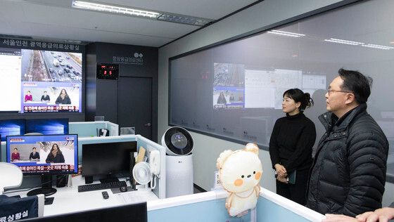 서울인천 광역응급의료상황실 살펴보는 박민수 차관