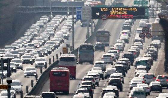 극심한 정체 빚는 고속도로 귀경길