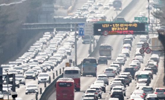 귀경 차량 몰린 고속도로, '거북이 걸음'