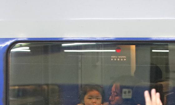 아쉬움 가득한 귀경열차 배웅