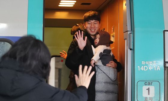 귀경열차 앞 작별인사