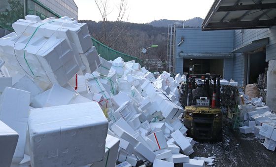 설 명절 끝자락, 스티로폼 쓰레기 가득