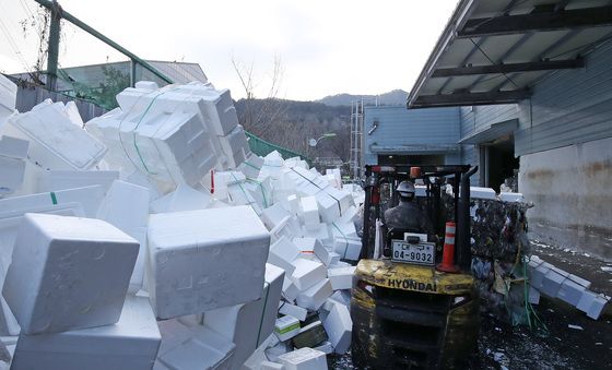 산더미처럼 쌓인 스티로폼 쓰레기