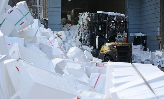 산더미처럼 쌓인 스티로폼 쓰레기