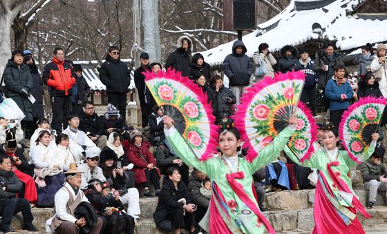 연휴 마지막 날 한국민속촌 찾은 시민들