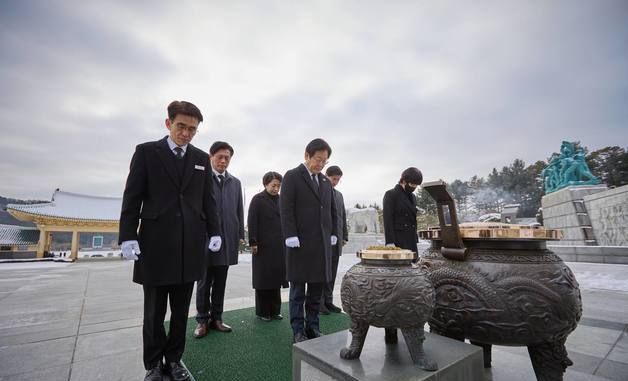 설 연휴 마지막 날 국립대전현충원 찾은 이재명 대표