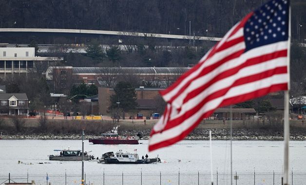 [포토] 포토맥 강 추락 여객기 잔해 수거하는 美 경찰 보트