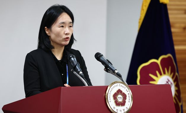 정례 브리핑 나서는 천재현 헌재 공보관