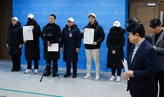 반공청년단 바라보는 민주