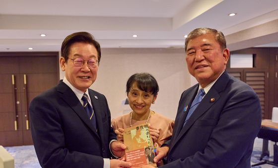 이시바 일본 총리 부부와 자서전 들어보이는 이재명 대통령