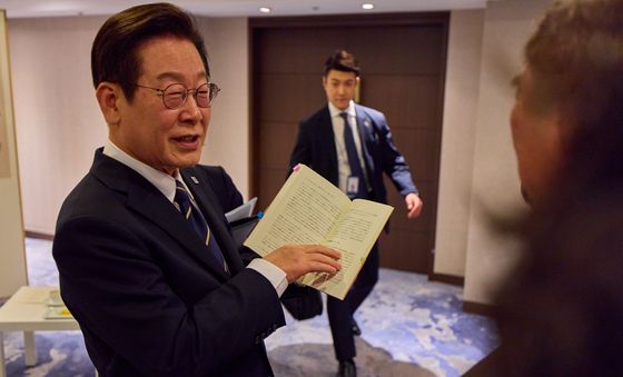 자서전 보며 대화하는 이재명 대통령