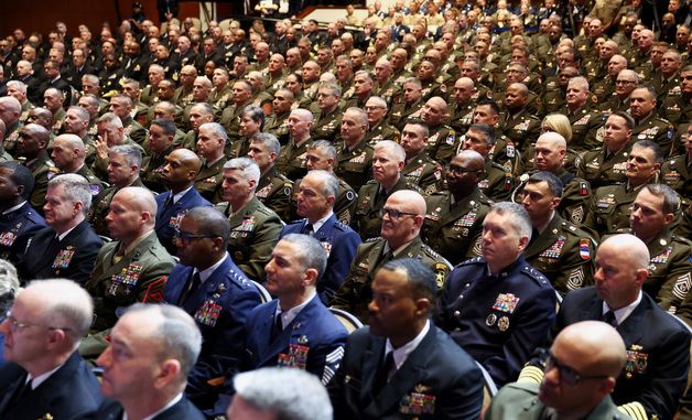 [포토] 트럼프 연설 듣는 미군 장성들