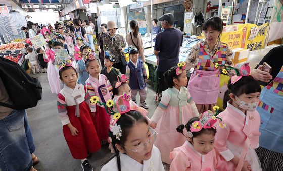 한복 입고 전통시장 나들이