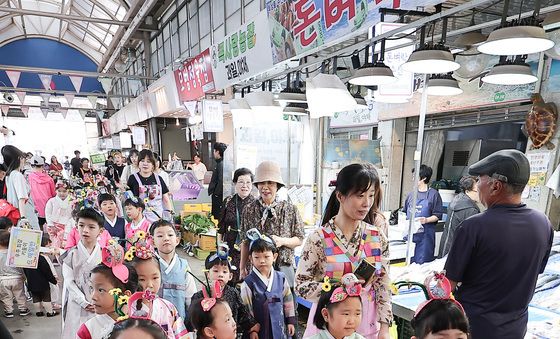 한복 입고 전통시장 나들이
