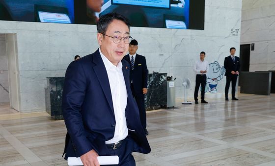 샘 올트먼 만난 뒤 이동하는 유영상 SKT 사장