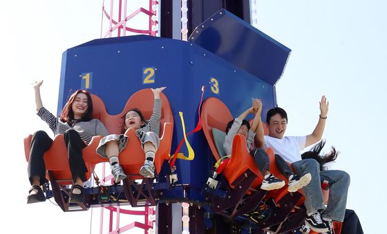 온가족 즐기는 롯데월드 부산 신규 어트랙션 '뱅앤드롭'