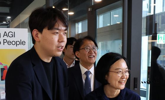 이세영 대표 안내 받는 한성숙 장관