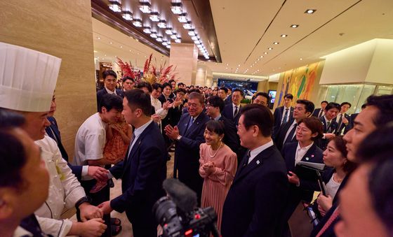 차담장 이동하는 한일 정상