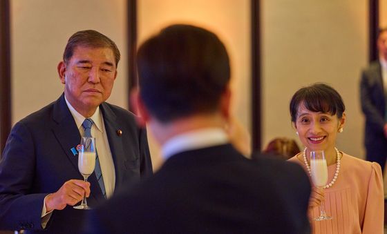 건배하는 한일 정상