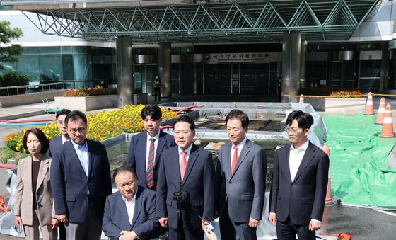 국정자원 현장 앞에서 답변하는 장동혁 대표