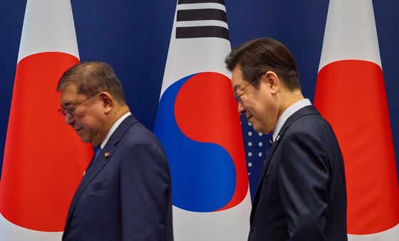 함께 이동하는 한일 정상