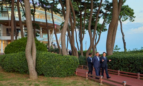 李대통령, 부산서 이시바 日총리와 산책