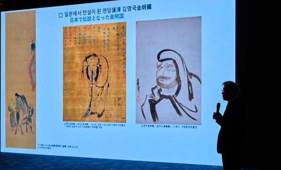 식전 브리핑하는 유홍준 국립중앙박물관장