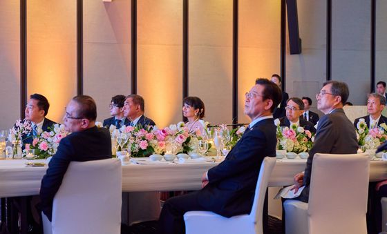 유홍준 관장 브리핑 듣는 한일 정상