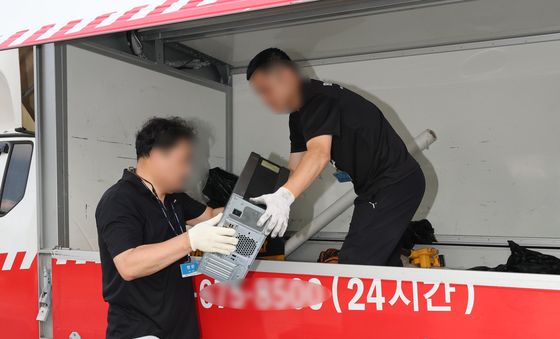 외부 복구업체로 옮겨지는 국정자원 사무실 컴퓨터