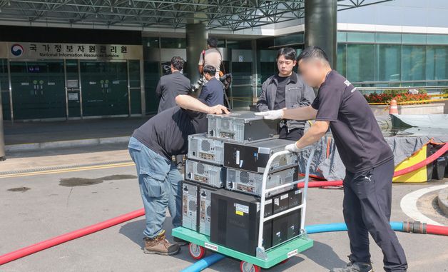 국정자원 사무실에서 반출되는 컴퓨터