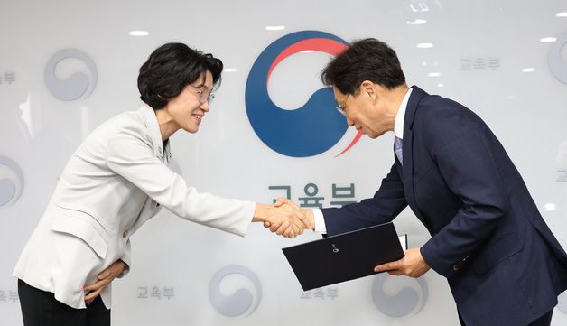 위촉장 수여하는 최은옥 교육부 차관