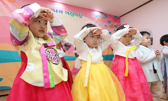 한복 입고 큰절 배우는 아이들