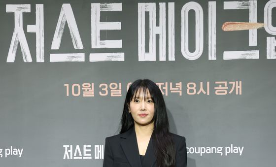 포즈 취하는 서옥