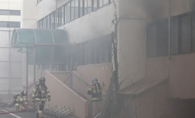 리튬이온배터리 폭발로 순식간에 연기 차오른 아파트