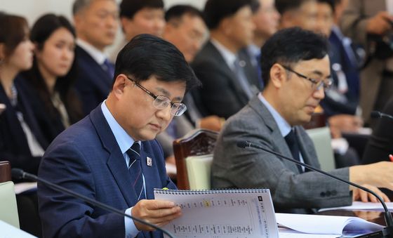 자료 살펴보는 김성환 장관