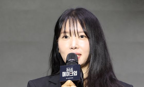 인사말 하는 서옥