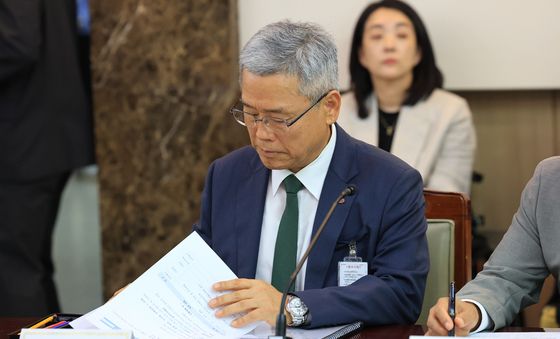 자료 살펴보는 김동철 한전 사장