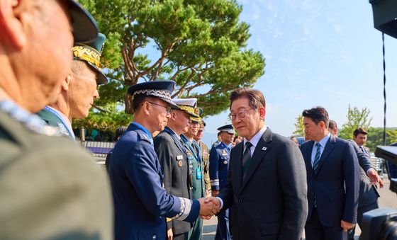 참석자들과 인사하는 이재명 대통령