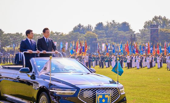 열병 차량 탑승한 이재명 대통령