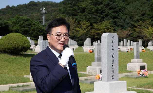 홍범도 장군 묘역 찾은 우원식 국회의장