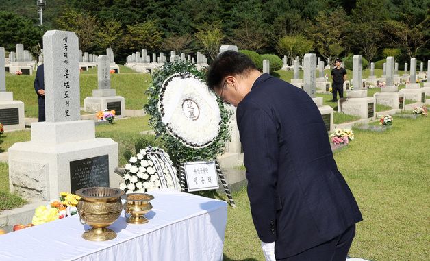 우원식 국회의장 홍범도 장군 묘역 참배