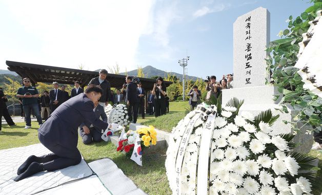 홍범도 장군 묘역 참배하는 우원식 국회의장