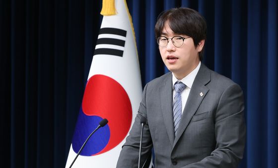 질문에 답하는 하정우 AI수석