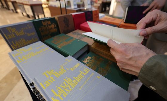 '종말의 거장' 크러스너호르커이, 노벨문학상 수상