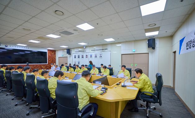 국정자원 현장상황실에서 간담회 개최한 이재명 대통령